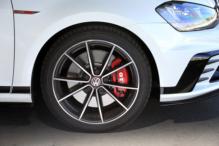 タイヤサイズは前後ともに225/40R18。「トラックエディション」より一回りリム径が小さく、偏平率が大きくなっている。