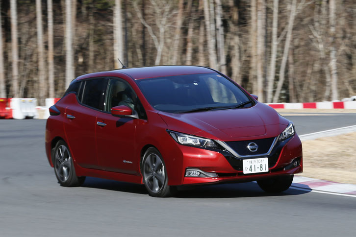 試乗用のカートコースを走る「リーフ」。回生ブレーキを強力に利かせる「e-Pedal」の働きにより、スポーティーなドライビングが可能になっている。