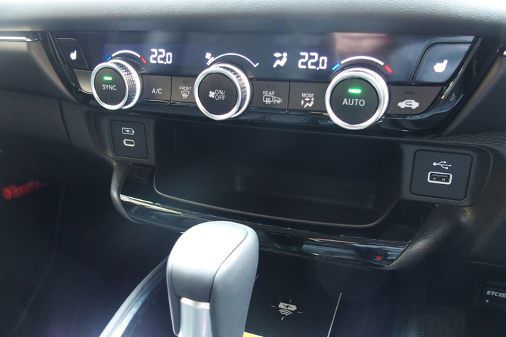 ホンダ・ヴェゼルe：HEV Z（センターコンソール）