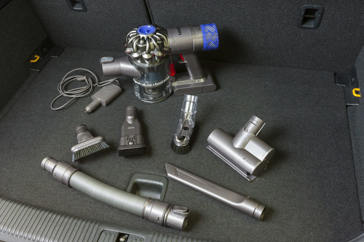 「Dyson V6 Car ＋ Boat Extra」にはさまざまなアタッチメントが同梱（どうこん）されている。写真手前（下）の左から「延長ホース」「隙間ノズル」、上段に移って左から「ハードブラシ」「コンビネーションノズル」「ミニソフトブラシ」「ミニ モーターヘッド」、そして本体の左側にあるのがクルマのシガーソケットから充電できる「カーチャージャー」。