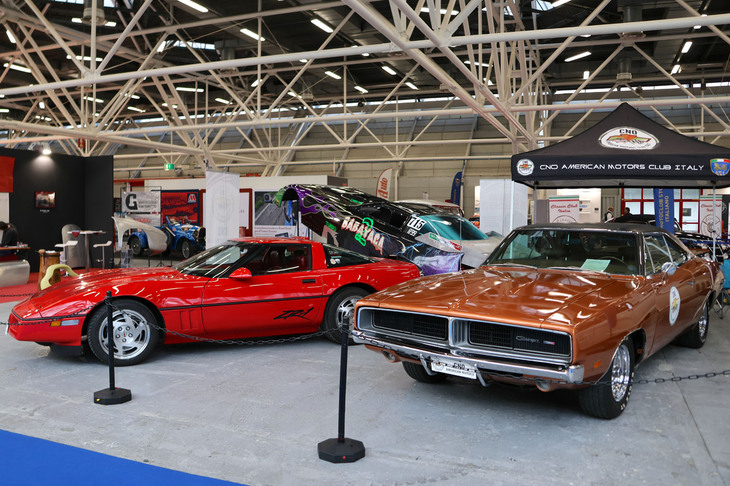 イタリアでもアメリカンマッスルカーの集いは、年間を通じて各地で開催されている。このクラブは1969年「ダッジ・チャージャー」（写真向かって右）や、「シボレー・コルベット（C4）」（同左）などを並べていた。