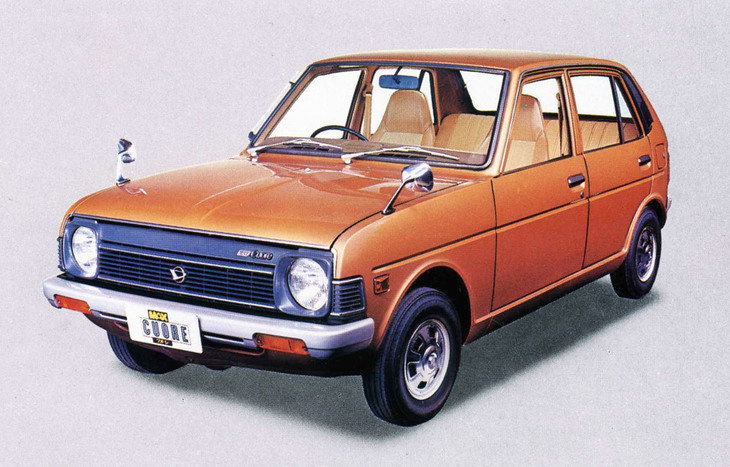 ダイハツは旧規格のボディーに4ストローク直列2気筒SOHC 547ccを積んだ「MAX550」を1976年5月に発売し、翌1977年7月になってボディーも拡大した写真の「MAXクオーレ」をリリースした。