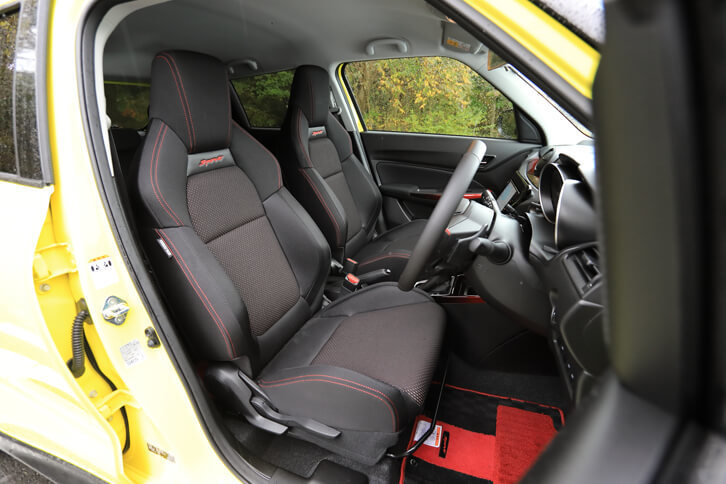 シートはサポート性を考慮したセミバケットタイプ。ホールド性の向上に加え、軽量・高剛性のシートフレームを採用することで軽量化も実現している。