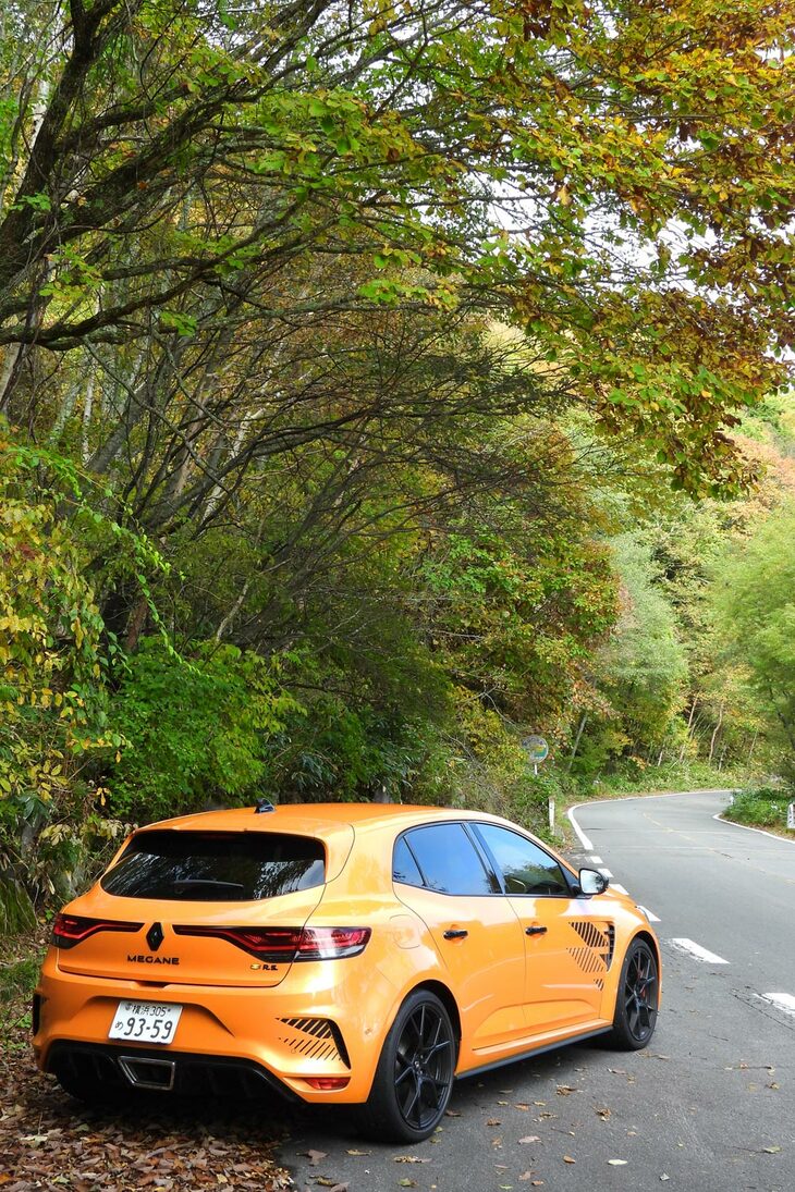 特別感マシマシで、動的なところがこだわり抜かれていて、つくり手の顔が浮かんでくるほど個性的だった「メガーヌR.S.」。こんなクルマ、あとどれくらい楽しめるんだろうかと、ちょっとおセンチな気持ちになってしまった。