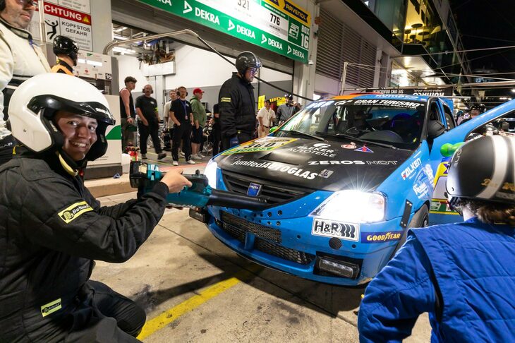 さまざまなチーム、さまざまな車両が参戦するのもニュルブルクリンクの面白いところ。こちらはピット作業中の「ダチア・ロガン」。世界で愛されるマキタがここでも活躍中。