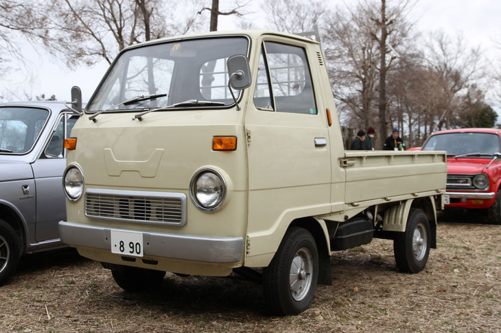 1967年に登場した「TN360」。「T360」に代わる軽トラックで、「N360」用エンジンのシリンダーを水平近くまで倒した空冷4ストローク2気筒SOHCユニットをミドシップ。リアのドディオンアクスルなどの基本設計は、2021年に生産終了した最終型「アクティ」まで受け継がれた。本来、フロントにプレスされた「H」マークは白塗りされている。