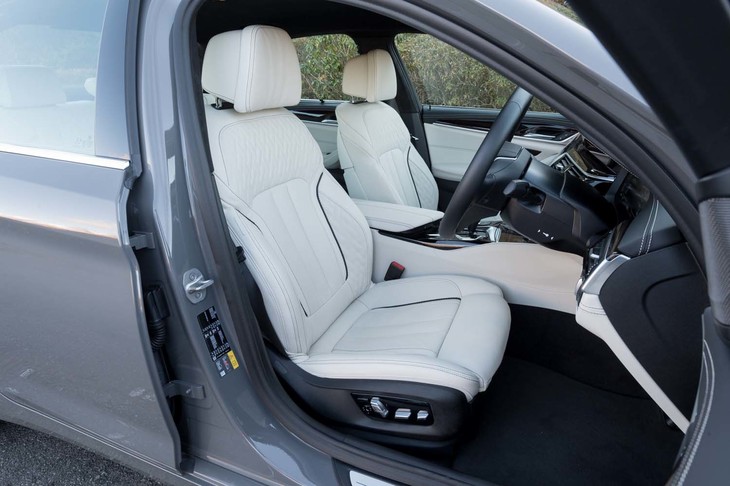 フルメリノレザーシートは無償で選べるオプション装備。スモークホワイトのレザーがまぶしい。