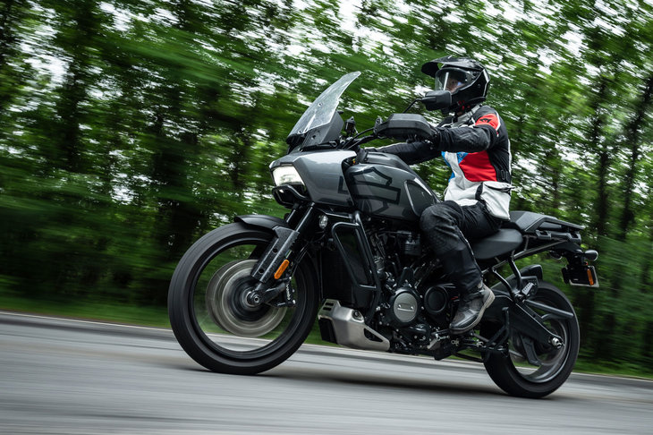 サスペンションの制御には、「コンフォート」「バランス」「スポーツ」「オフロード ソフト」「オフロード ファーム」の5種類が用意される。