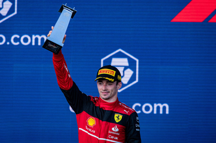 前戦エミリア・ロマーニャGPに続きフェルスタッペンに負けたフェラーリのルクレール（写真）。新コースのマイアミでは、特にコーナーが続くセクションで強さを発揮し、今季3回目のポール獲得。しかしレースでは早々にミディアムタイヤのパフォーマンスが落ち2位に転落。ハードに履き替えた第2スティントでは、セーフティーカーでフェルスタッペンに接近するも追い抜くことはできず。フェラーリには一発の速さはあるが、レースペースとタイヤマネジメントではいまのレッドブルに一日の長がある。（Photo=Ferrari）