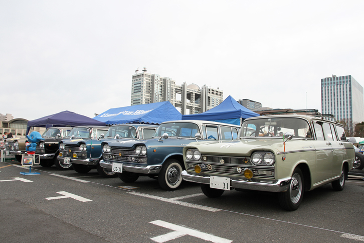 セドリック友の会は、5台の初代「日産セドリック」を展示。バリエーションはセダンの「デラックス」と「カスタム」（デラックスの上級グレード）、サードシートを備えた8人乗りの「エステートワゴン」、そしてワゴンとボディーを共用する4ナンバーの「バン」。