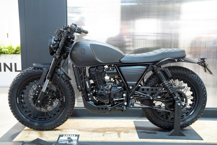 マットモーターサイクルズは、2019年から日本でも活動を開始した英国生まれのブランドだ。カスタムビルダーだったベニー・トーマス氏が、より多くのライダーに気軽に楽しんでもらうため、排気量が小さく、安価で、カスタムバイクのようなルックスのバイクを生産したことからブランドがスタート。市場で入手できるあらゆるパーツを組み合わせ、品質とスタイリングを高めたことから欧州を中心に人気のブランドとなった。これまでは空冷の125ccや250ccのエンジンを搭載したモデルが中心だったが、EICMAでは水冷DOHCの125ccおよび250ccエンジンを搭載した「DRK-01」を発表。2023年の発売を目指している。排気量が異なる2台のマシンは、フレームや倒立式フロントフォーク、オリジナルデザインのチューブレス式スポークホイールを装備。スタイリングはこれまでのモデル同様、カスタムバイクのようなクラフトマンシップあふれるデザインを採用している。