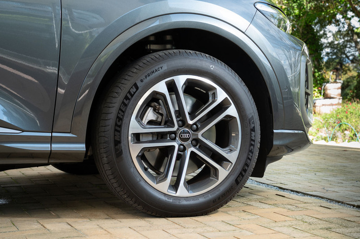 足元の仕様は18インチアルミホイールと235/60R18サイズのタイヤの組み合わせが標準。オプションで19インチや20インチのタイヤ＆ホイールセットも用意される。