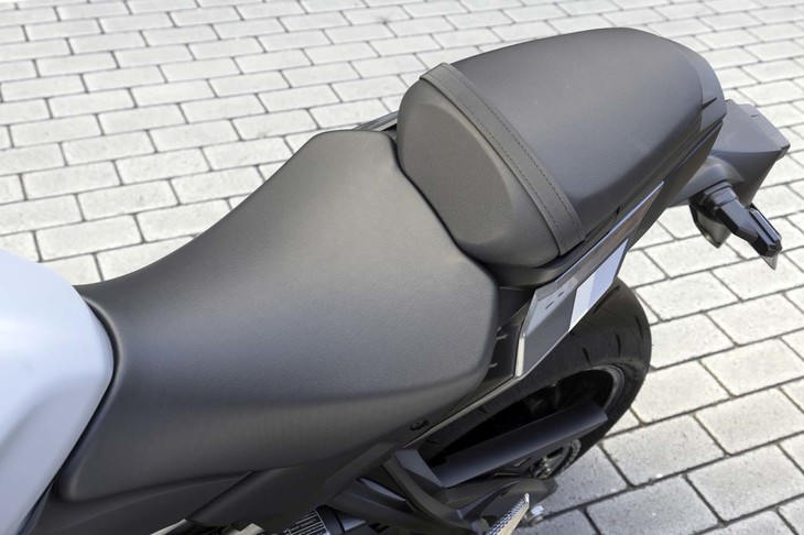 シート高は810mm。足つき性に配慮された、スリムなデザインとなっている。