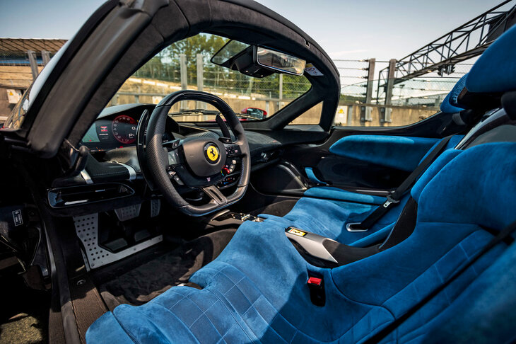 「330P3／4」や「312P」「350Can-Am」など、往年のスポーツプロトタイプに着想を得てデザインされたインテリア。スポーツカーとしての機能性を追求する一方、ダッシュボードを広く見せる意匠を取り入れるなど、乗員がくつろいで過ごせる空間とすることにも留意した設計となっている。