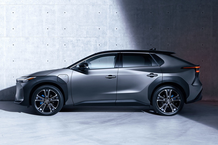 サブスクリプション向けながらも、価格はFWD車が600万円、4WD車が650万円と公表されている。経産省からの補助金を加味したうえでの「KINTO」での支払額は最初の4年が8万8220円で、その後はだんだん安くなっていく。