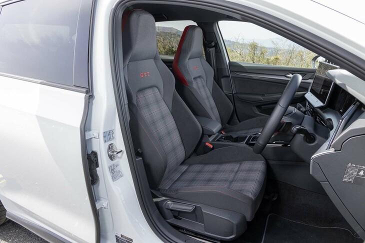 伝統のチェック柄が目を引く「GTI」専用のファブリックシート。オプションでレザーシートも用意される。