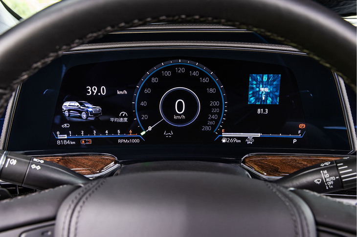 メーターパネルは高精細のフル液晶。画面表示の切り替えにはインストゥルメントパネル左端のタッチスクリーンを用いるなど、操作もデジタル化されている。