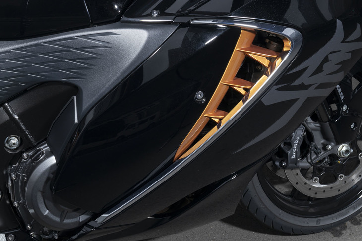 従来モデルより大幅にサイズが拡大し、存在感が増したエアダクト。機能面はもちろんのこと、デザイン面でも新型の大きな特徴となっている。