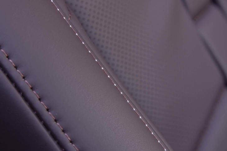 インテリアの随所にはパールトップステッチが使われる。真珠のネックレスのように表糸を露出させるこの技法はオートクチュールのドレスの縫製がもとになっている。