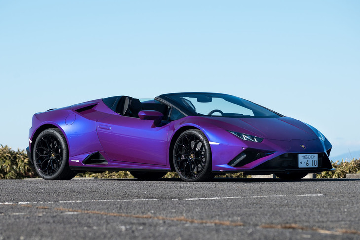 「ランボルギーニ・ウラカンEVO RWDスパイダー」。最高出力610PSのV10エンジンで後輪を駆動する。