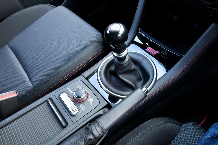 スバルWRX STIタイプRA-R（センターコンソール）