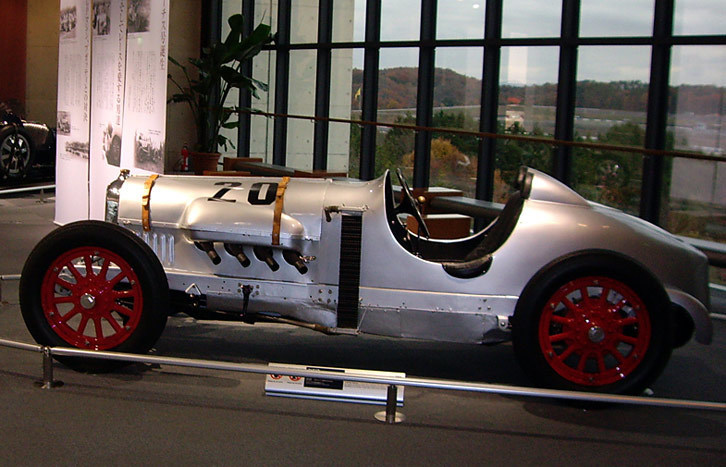 アート商会が製作した「カーチス号」。車名の通り、カーチス製の航空機用エンジンを搭載したレーシングカーであり、戦前のさまざまな自動車レースで活躍した。