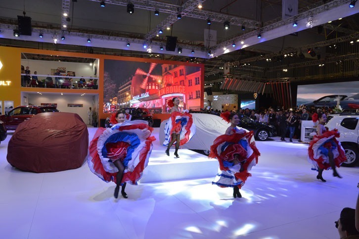 ルノーのプレスカンファレンスのショーはフランス色の強いものであった。最初にボールを使ったパフォーマンスを行い、その次にフレンチカンカン！　エッフェル塔を置くなどブース全体の演出がフランスだったのだ。