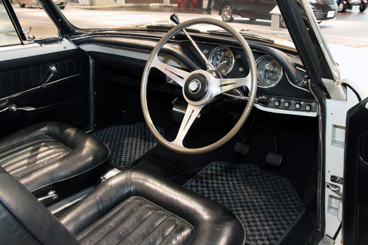 「コンバーチブル」のインストゥルメントパネル。メーターは速度計と集合計のみで、エンジン回転計はなし。ちなみに生産型ではエンジン回転計が付き、集合計の代わりに中央部分に小径4連メーターが付く。本革張りのシートは、オリジナルの赤茶から黒に貼り替えられている。