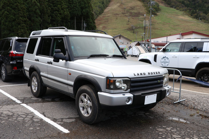 こちらも希少な2代目「ディスカバリー」の後期型。初代のイメージを受け継ぎながら、後継モデルである「ディスカバリー3」に近いフロントマスクを備えているのが、時代を感じさせるところ。この世代から、ディスコも高級車感が強まった印象である。
