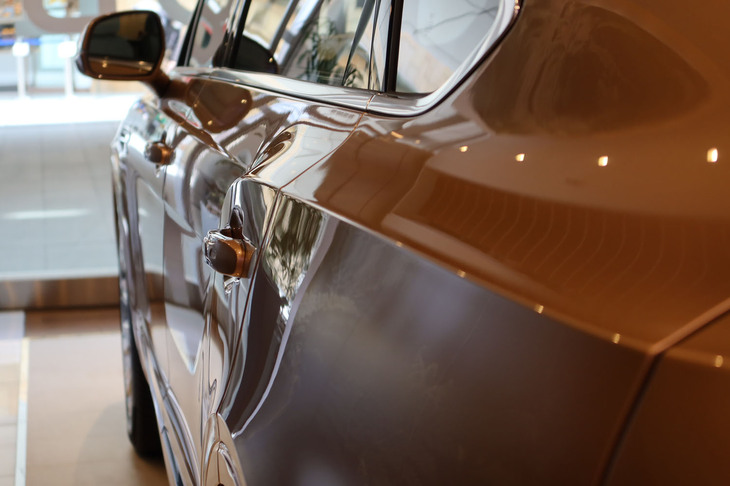 ベントレー・ベンテイガEWBアズール ファーストエディション（サイドのキャラクターライン）