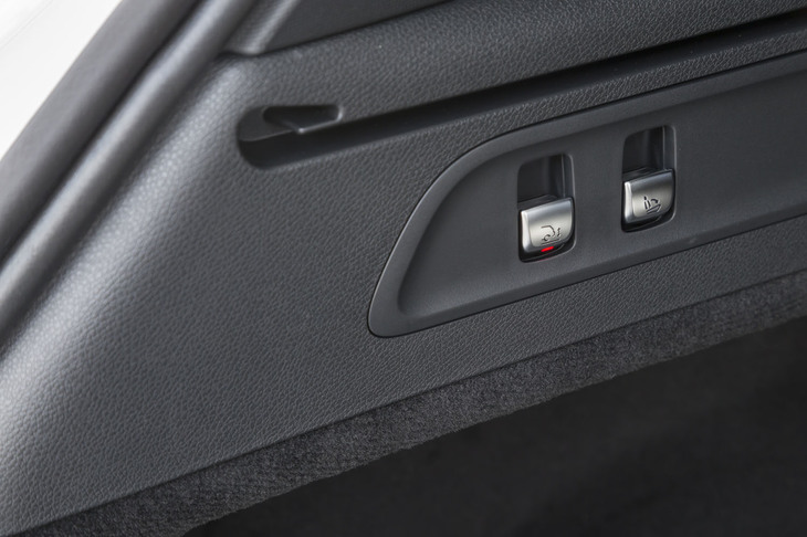 荷室の側面に配されたスイッチを押すと車高を40mm下げることが可能で、荷物を積みやすくできる。