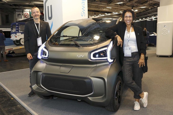 イタリア・トリノが設計とデザインを行い、中国で生産されているEV「イクシーヴィー・ヨーヨー」。外板には3Dプリンターを駆使している。デザインダイレクターのイアン・グレイ氏（写真左）と、インテリアを主導したアドヴァ・ヨゲフ氏（同右）。いずれも中国JACでキャリアを積んだ人物である。
