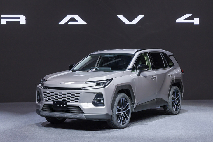 2025年5月21日に世界初公開されたトヨタの新型「RAV4」。1994年に登場した初代モデルから数えて今回の新型が6代目にあたる。発表時点でのラインナップはハイブリッド車とプラグインハイブリッド車のみで、国内仕様に純ガソリン車は設定されていない。