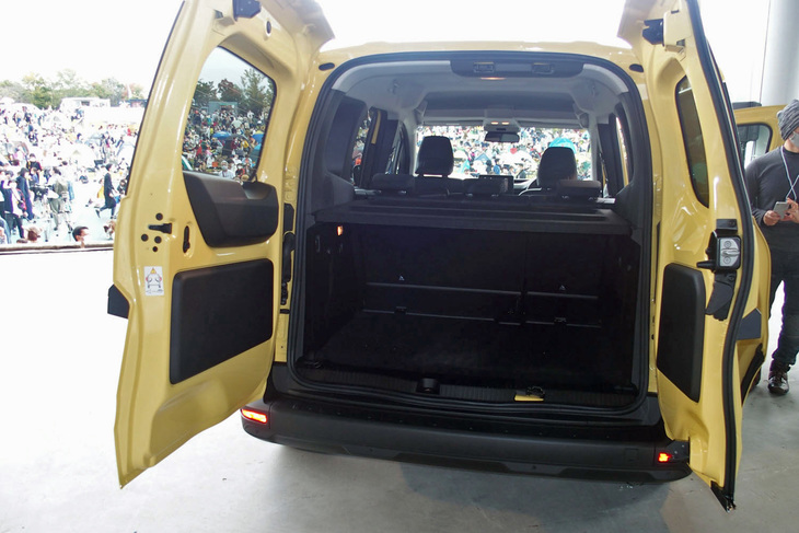 新型「カングー」のリアゲートを開けた様子。乗用車バージョンのカングーに観音開きのリアゲートが組み合わされるのは日本仕様のみ。