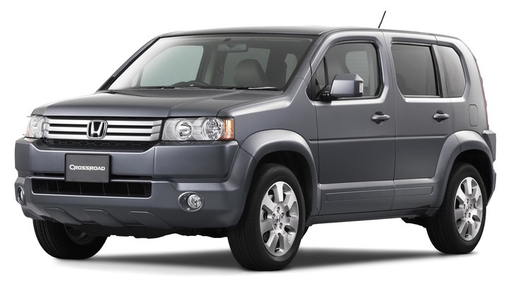 ホンダのクロスオーバー「クロスロード」は、コンパクトかつ角張ったデザインで、しかも3列シートという得がたいキャラの一台だ。現在は、茶系やグレー系のマットカラーに塗り替えて車高を上げるカスタマイズが流行中。