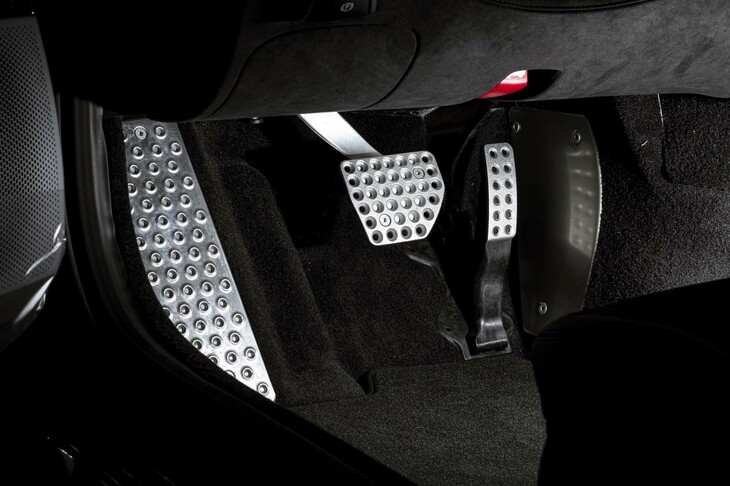 フェラーリ・ローマ スパイダー（アクセル／ブレーキペダル）