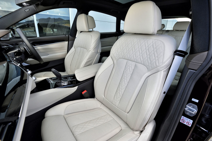 コンフォートパッケージが選択された試乗車の前席には、同オプションに含まれるアクティブベンチレーション機能やマッサージ機能が備わっていた。