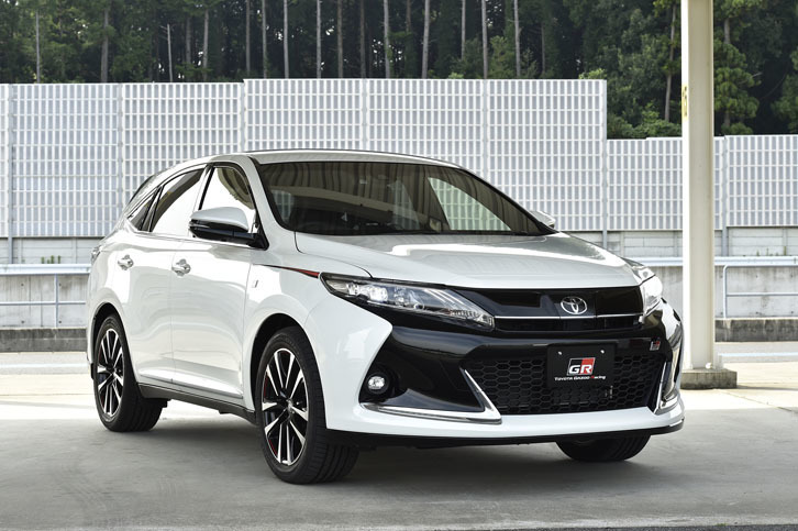 「トヨタ・ハリアー」の“GRスポーツ”は、ブラック塗装を施したフロントまわりで個性を主張する。