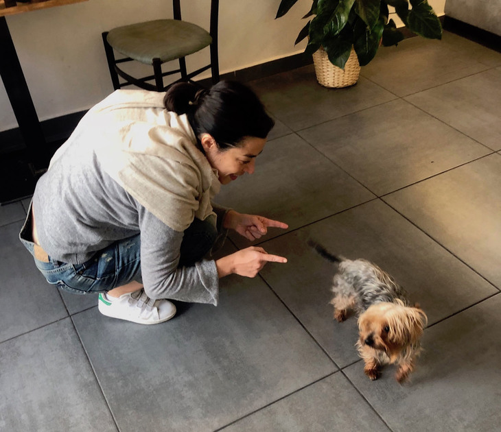 常連のヴェロニカさんが店主デイヴィド親父の犬と遊ぶ。