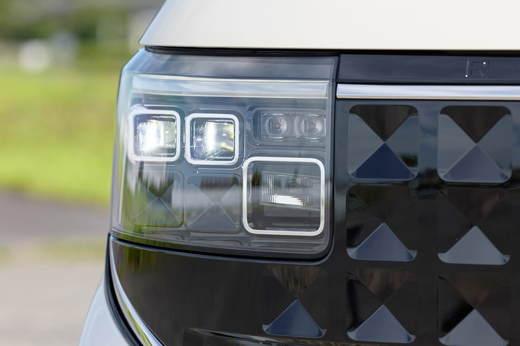 「かどまる四角」をキーワードとしたデザインを、灯火類やホイールなど随所に用いている。