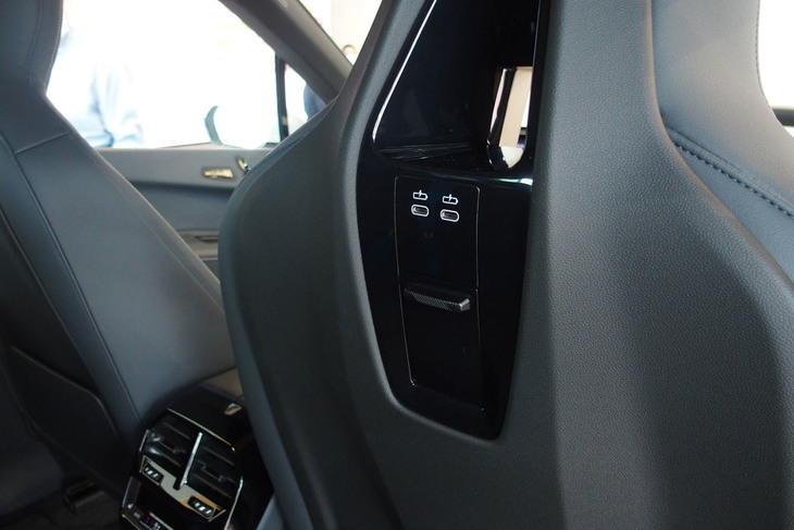 BMW iX（フロントシート背面のUSBポート）