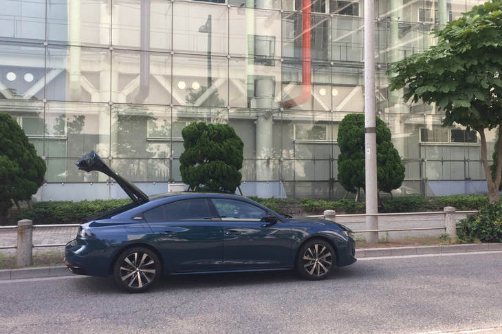 「プジョー508」はスポーティーなハッチバックスタイルを持つ。