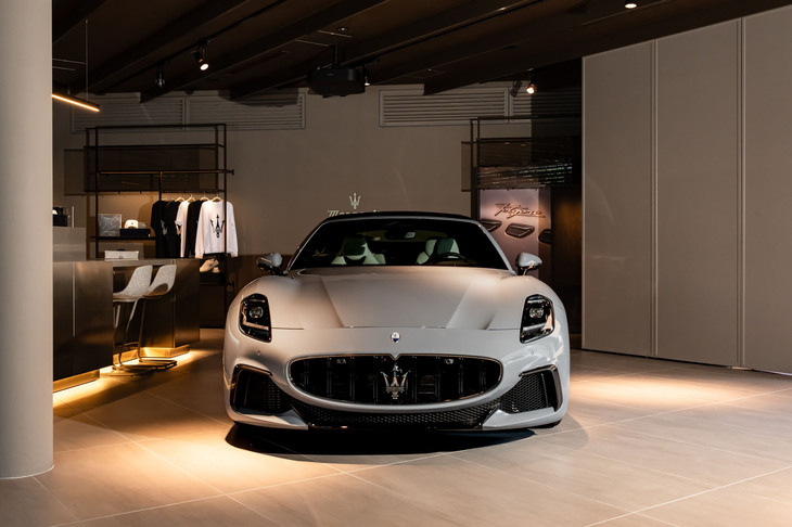 マセラティ・グランカブリオ トロフェオ（フロントビュー）