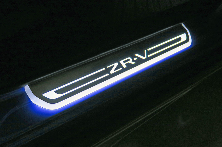 フロントドアのサイドステップガーニッシュには、ドアを開けると流れるように光るLEDイルミネーションが備わる。