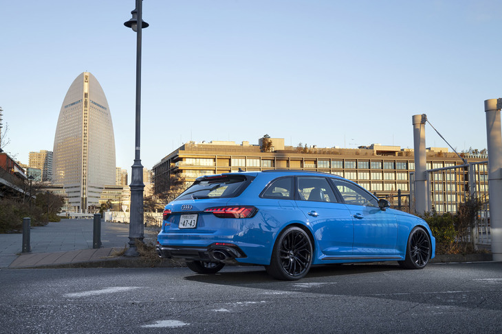 「RS 4アバント」のボディーサイズは全長×全幅×全高＝4780×1865×1435mm、ホイールベースは2825mm。車重は1820kgと発表されている。