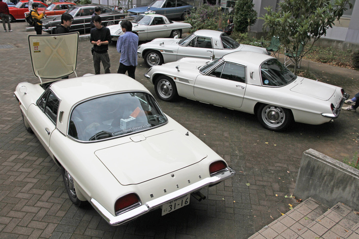 こちらは「マツダ・コスモスポーツ」が4台。手前の1台のみ前期型で、あとの3台はホイールベース延長やエンジンのパワーアップ、ギアボックスが4段から5段に、などの改良が施された後期型。