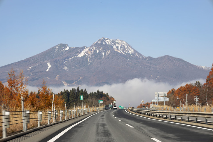 上信越道を上越市方面に走行中、前方に妙高山が出現。山頂付近の冠雪を眺めながら信濃町ICで高速道を降り、野尻湖を目指すことにした。
