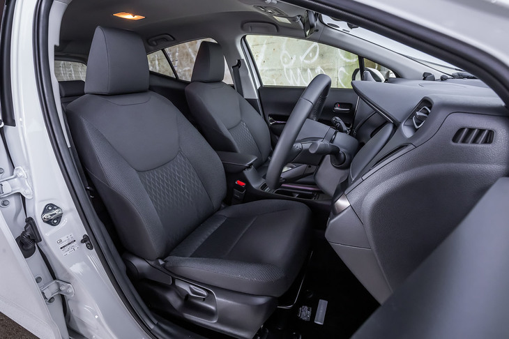 ヘッドレストがセパレート式となる「アクアZ」のフロントシート。写真の「上級ファブリック」と呼ばれるブラックのシート表皮が標準仕様となる。センターコンソールボックス後方のリアシート側に、AC100V・1500Wのアクセサリーコンセントを標準装備。400W消費時で約5日分の電力を供給できるという。