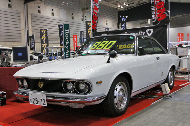 ロータリーエンジンのスペシャリストであるガレージスターフィールドが出展していた、フルレストア済みの「マツダ・ルーチェ ロータリークーペ」。マツダのロータリーエンジンのなかで、唯一ローター径の異なる13A型エンジン（655cc×2）を積んだ、ロータリー搭載車で唯一となる（同時にマツダ車初となる）FF車。価格は880万円。