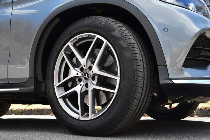 タイヤサイズは235/55R19。ピレリの「スコルピオン ヴェルデ」が装着されていた。